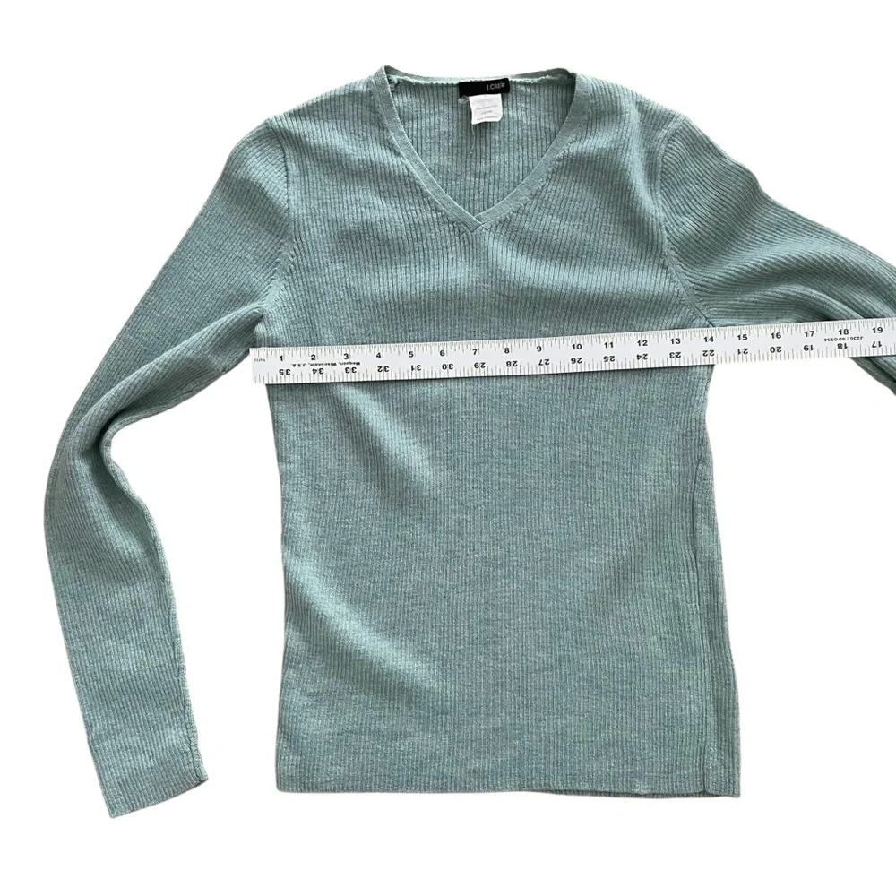 J. CREW Ribbed V- Neck Fitted Sweater - Excellent Pre-Loved Condition, Small